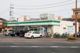 ファミリーマート学南町店